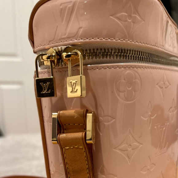 Authentic Louis Vuitton pink(“marshmallow”) Vernis Vertical Sullivan Crossbody - Picture 3 of 12